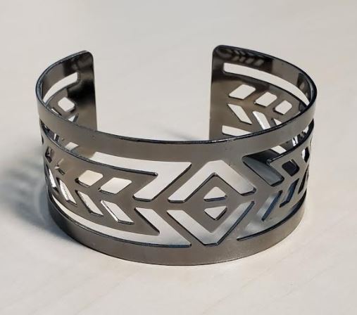 B449 Gun Metal Arrow Design Cuff Bracelet - Iris Fashion Jewelry