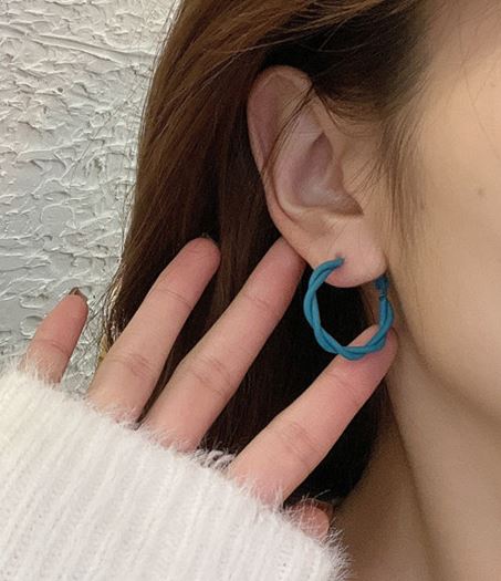 E983 Fashion Blue Twisted Metal Hoop Earrings - Iris Fashion Jewelry