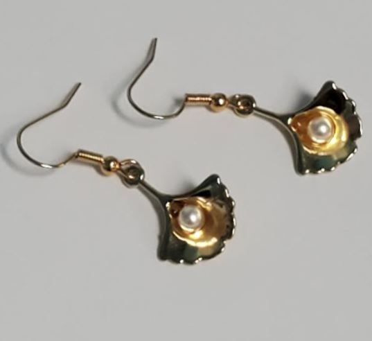 *E475 Gold Clam Shell with Pearl Earrings - Iris Fashion Jewelry