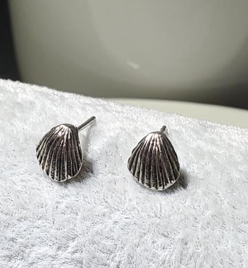 E1569 Small Silver Seashell Earrings - Iris Fashion Jewelry