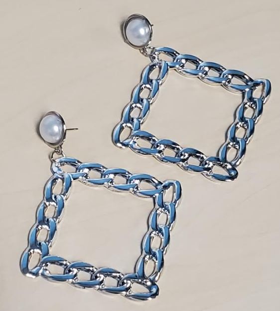 E529 Large Silver Acrylic Chain Link Diamond Shape with Pearl Earrings - Iris Fashion Jewelry