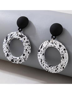 E580 White Black Speckled Round Earrings - Iris Fashion Jewelry