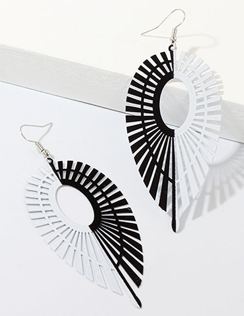 E299 Black & White Retro Metal Earrings - Iris Fashion Jewelry