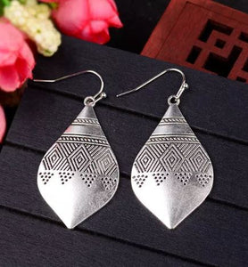 E619 Silver Water Drop Decorated Earrings