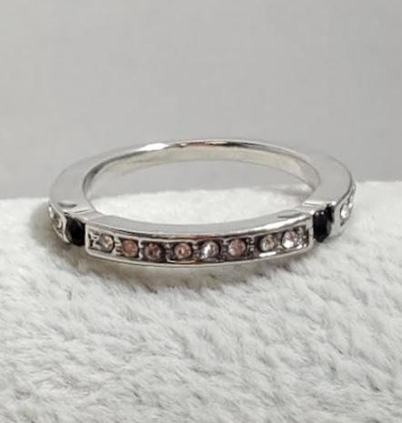 R516 Silver Black Gem Rhinestone Band Ring - Iris Fashion Jewelry