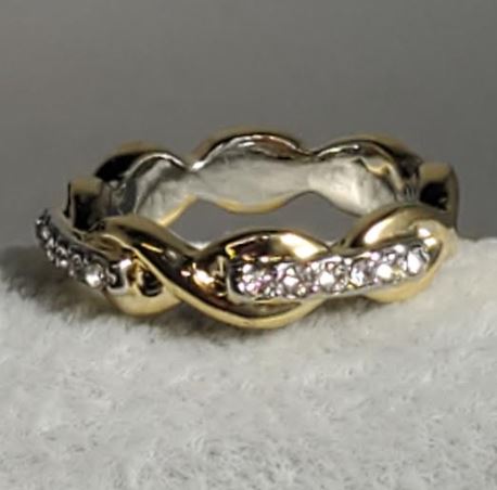 R02 Gold Twisted Band Rhinestone Ring - Iris Fashion Jewelry